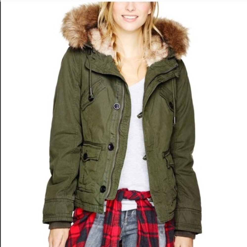 Sm TNA Aritzia Platoon Jacket WITH FUR LINING!!!